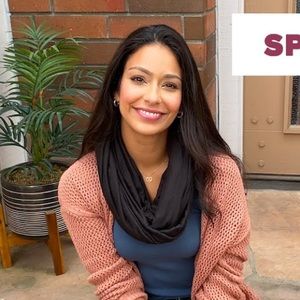 NWT Beyond Yoga Pocket Infinity Scarf in Black